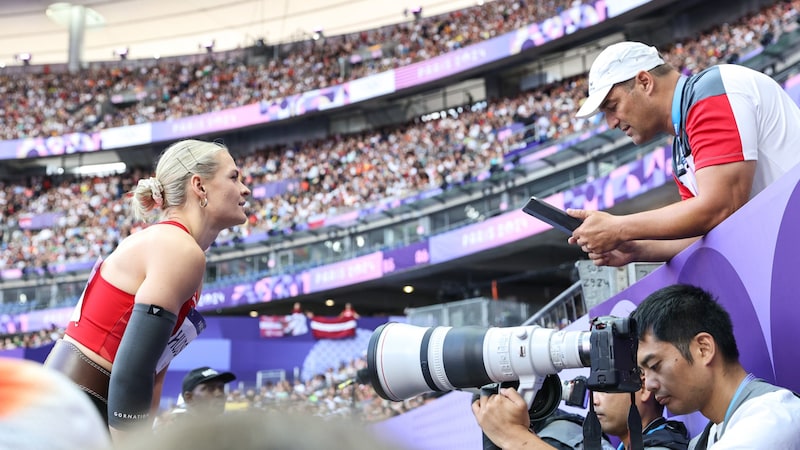 Hudson im Austausch mit Trainer Gregor Högler (Bild: GEPA/GEPA pictures)