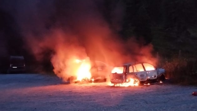 The flames also spread to a second car. (Bild: FF Hohentauern)