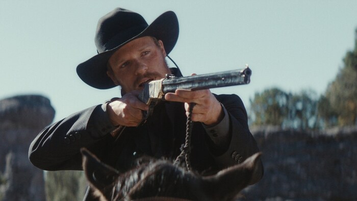 Solly McLeod spielt im Film den Bösewicht.