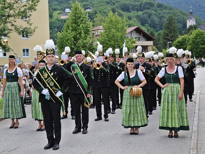 Das Sommerfest der Ebenseer Traditionskapelle findet auch heuer wieder in der Stockschützenhalle ...