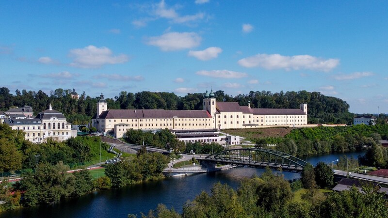 Beinahe 1000 Jahre alte Fresken oder sakrale Kunst bewundern, die die Zeit überdauert, ob in der Stiftsbibliothek oder im Sommerrefektorium – das Benediktinerstift Lambach öffnet seine Türen. Kosten: ab 12 Euro Datum: bis 31. 10., Mi-So, 14 Uhr Infolink: stift-lambach.at/fuehrung (Bild: Dostal Harald/© Harald Dostal / 2023)