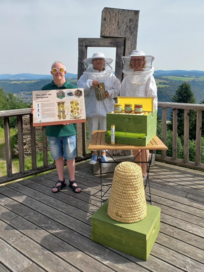 Kunterbuntes Programm für Jung und Alt: Bienenrätsel, Infos über den Lebenszyklus der ...