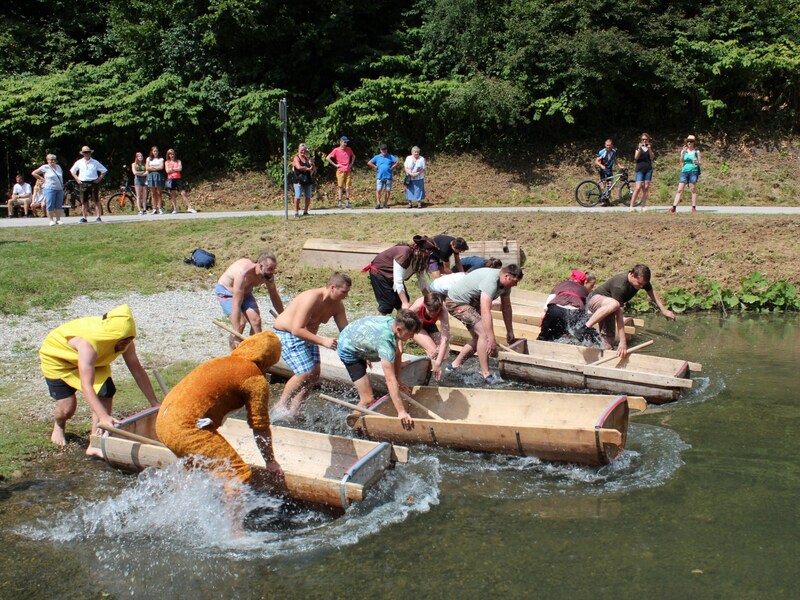 Am Stausee in Kleinreifling veranstalten die Kleinreiflinger Grabmteufln die große Sautrogregatta. Bis zum Start kann man sich in 2er-Teams anmelden. Im K.O.-System werden Stockerlplätze ermittelt, den Gewinnern winken tolle Preise. Sautrog und Paddel werden zur Verfügung gestellt. Es gibt auch Lagerfeuer, Musik u.a. Datum: Samstag, 10. 8., 14 Uhr (Bild: Hilde Kößler)