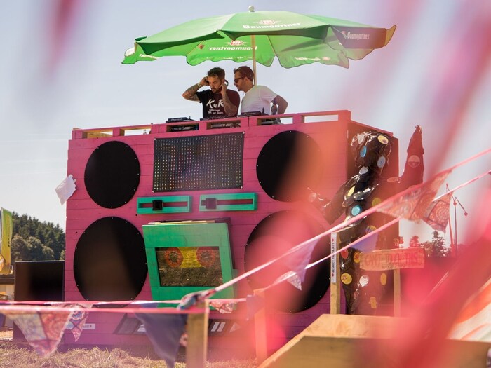 35 Bands – 70 DJs auf 5 Bühnen – 3 Tage lang – das ist das 11. Free Tree Open Air am ...
