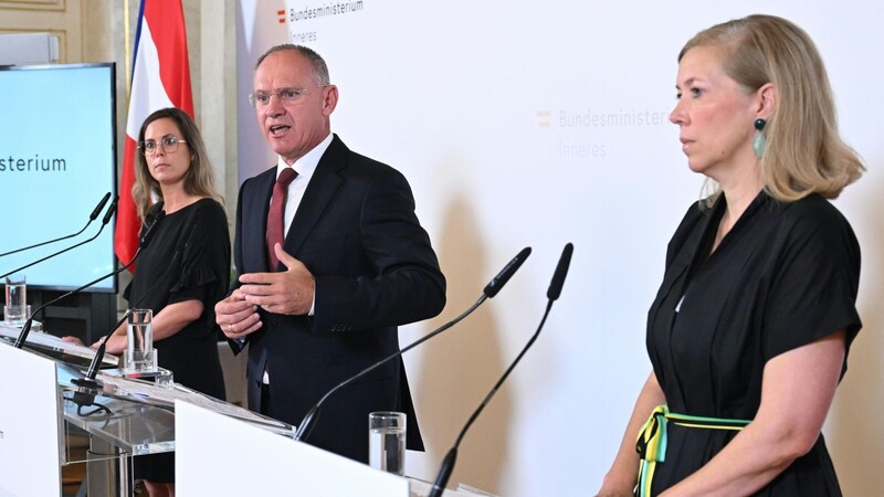 Von links: BFA-Vizedirektorin Karoline Preißer, Innenminister Gerhard Karner und Gruppenleiterin Elisabeth Wenger-Doning im Innenministerium in Wien (Bild: APA/Helmut Fohringer)