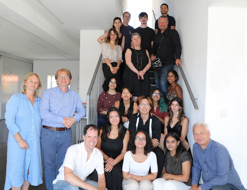 Krems Mayor Peter Molnar (2nd row above, right) with project managers and US students. (Bild: Stadt Krems)