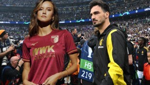 Nicola Cavanis (li.) trägt schon das neue Augsburg-Leiberl – ihr Freund Mats Hummels auch bald?