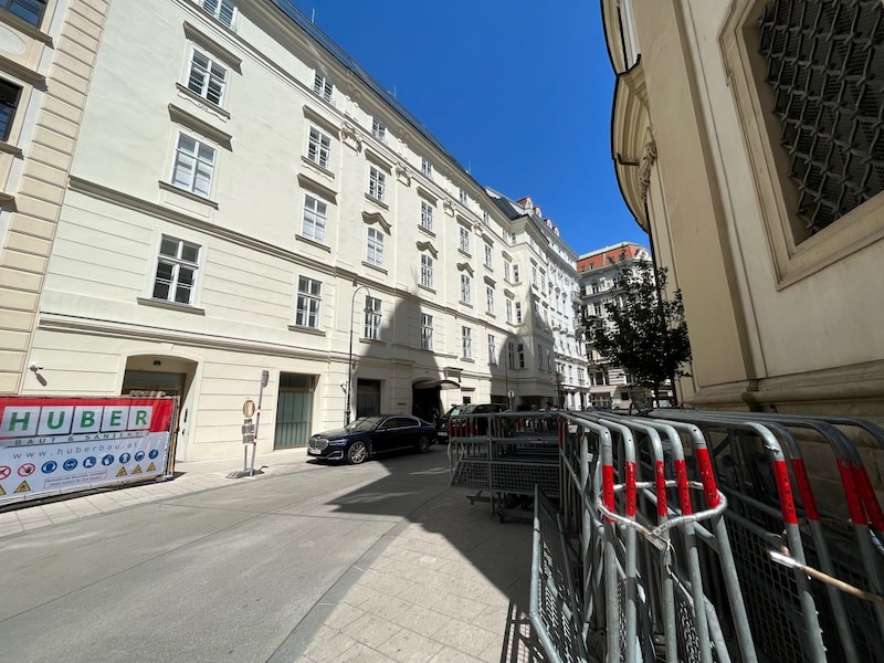 Swift is to reside in the posh Rosewood Hotel in Vienna's city center - barriers are already in place and police officers are already on site. (Bild: Christoph Engelmaier)