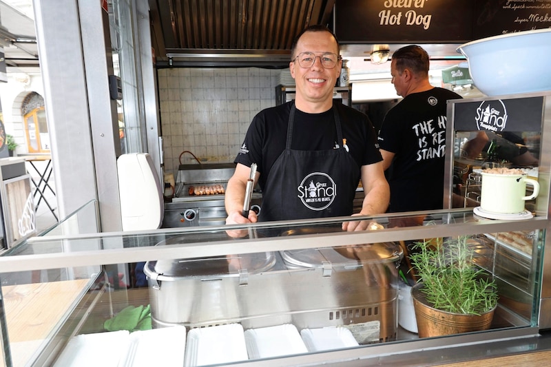 August Krivec sells sausages at "Stand 5" in Graz. (Bild: Jauschowetz Christian)