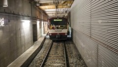 Unterirdisch endet die Lokalbahn derzeit beim Bahnhof. Ob weiter gegraben wird, entscheiden die Bürger. (Bild: Tschepp Markus)