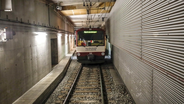 Unterirdisch endet die Lokalbahn derzeit beim Bahnhof. Ob weiter gegraben wird, entscheiden die Bürger. (Bild: Tschepp Markus)