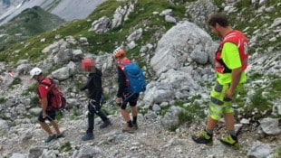 Die Bergretter mit der deutschen Alpinistin beim Abstieg von der Lamsenspitze (Bild: ZOOM Tirol/Krone KREATIV)