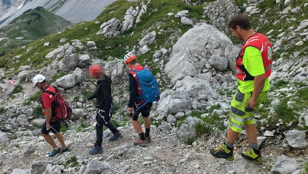 Die Bergretter mit der deutschen Alpinistin beim Abstieg von der Lamsenspitze (Bild: ZOOM Tirol/Krone KREATIV)