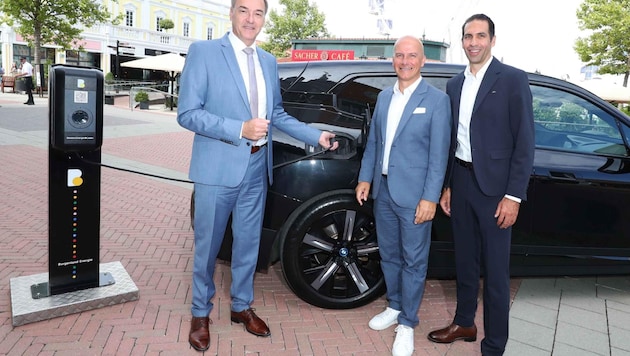 Landesrat Leo Schneemann, Center Manager Mario Schwann und Stephan Sharma bei einer E-Ladestation. (Bild: Judt Reinhard)