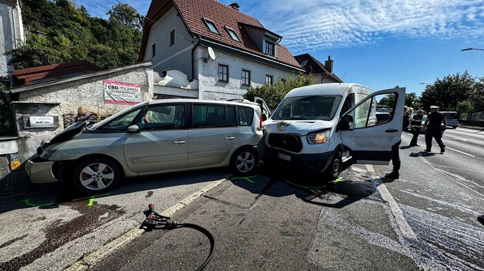 Der Kleintransporter krachte auch noch gegen ein parkendes Auto.