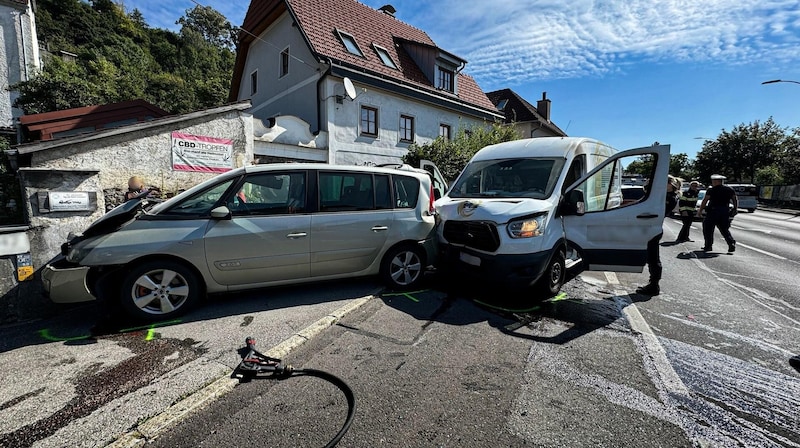 Der Kleintransporter krachte auch noch gegen ein parkendes Auto. (Bild: FF Steyr)