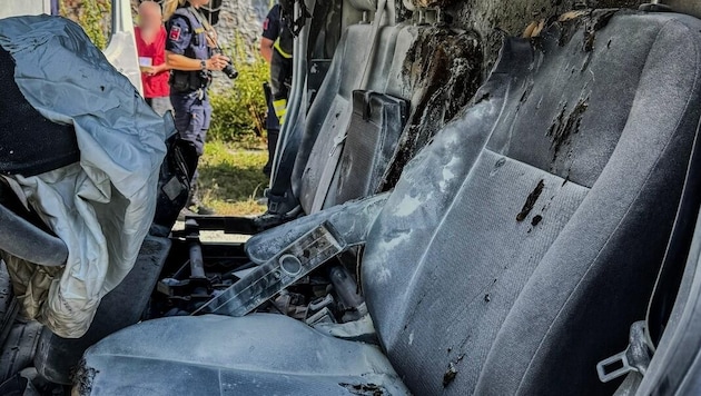 Das Feuer zerstörte den Innenraum. (Bild: FF Steyr)