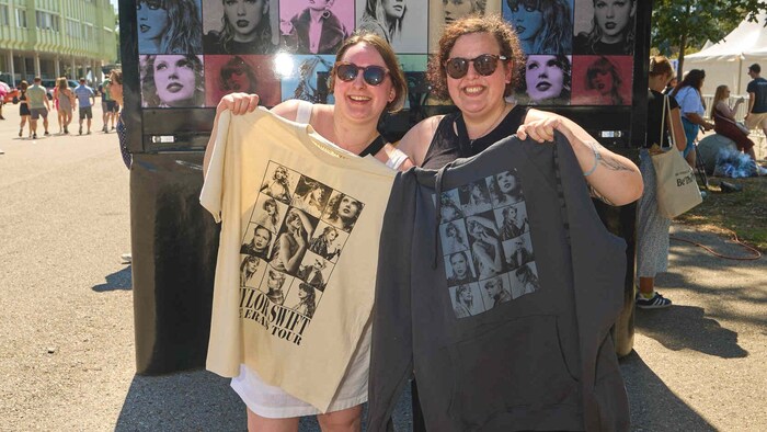 Karolin und Mona hatten „Gänsehaut“ beim Fanartikel-Kauf.