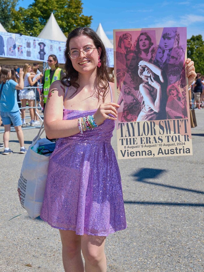 Der glitzernde Edelfan Sonja hat 130 Euro für Fanartikel ausgegeben.