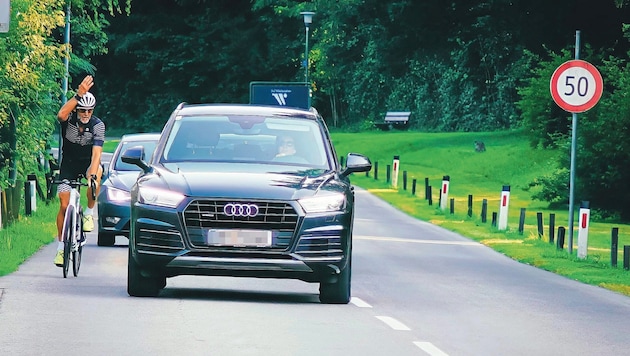 Two thirds of car drivers in Austria - as in this photo, which was recreated for the "Radkrone" - do not keep the minimum distance when overtaking cyclists. Incidents occur almost daily, most of which have a minor outcome, but in some cases can also be fatal. (Bild: Wallner Hannes)