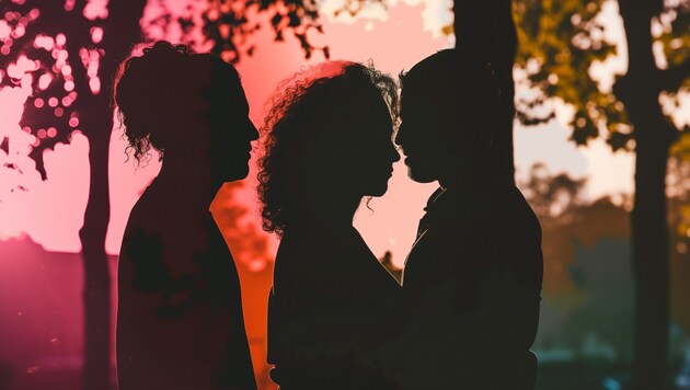 Loving several partners at the same time - and becoming sexually intimate. But what is the reality of this type of relationship? (Bild: kneazletech - stock.adobe.com)