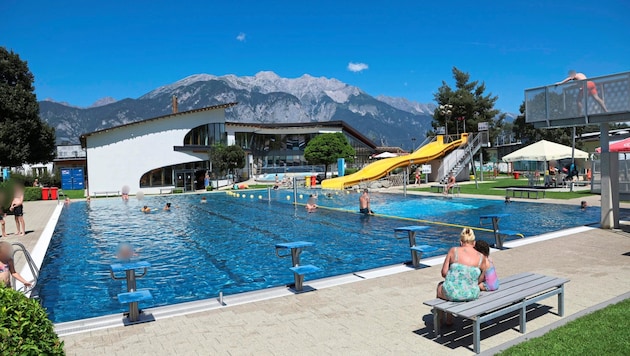 The government's maxim is that every child should learn to swim. However, it is questionable whether expensive new buildings such as the one in Axams are on the cards. (Bild: Johanna Birbaumer/Krone KREATIV)