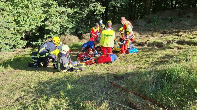 Rescue and the fire department attended to the seriously injured man. (Bild: Ortsfeuerwehr Schruns)