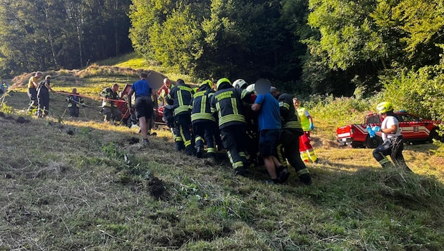 Der Schwerverletzte musste in dem extrem unwegsamen Gelände mühsam geborgen werden. (Bild: Ortsfeuerwehr Schruns, Krone KREATIV)