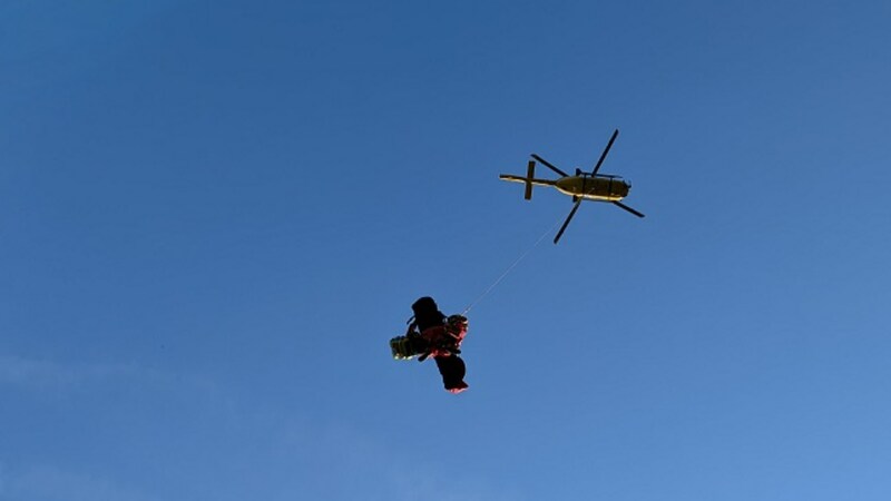 Der 64-Jährige wurde schließlich per Taubergung gerettet und ins Krankenhaus geflogen. (Bild: Ortsfeuerwehr Schruns)