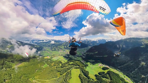 Simply a dream: paragliding high above the Tyrolean Zillertal, one of the most beautiful flying areas in the world. (Bild: Wallner Hannes)