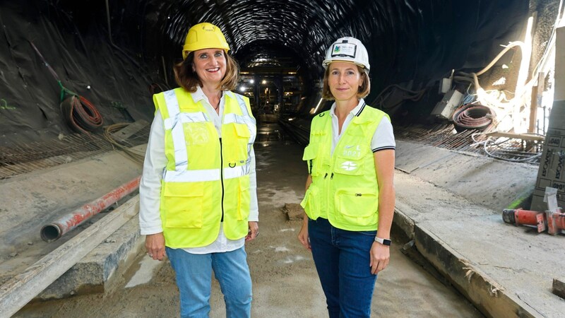 Zwei von drei Wiener-Linien-Geschäftsführerinnen, Petra Hums und Gudrun Senk, überbrachten im Tunnel Matzleinsdorfer Platz die schlechten Nachrichten. (Bild: Holl Reinhard)