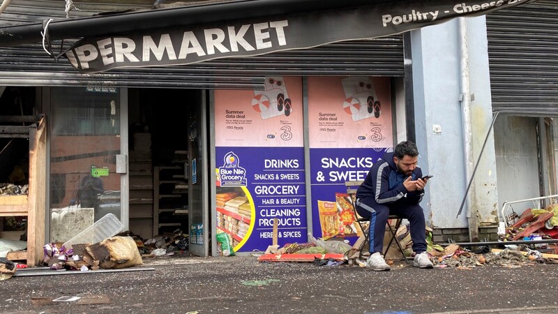 There were even riots in Belfast in Northern Ireland. This supermarket belonging to a Muslim owner was vandalized. (Bild: AP/PA)