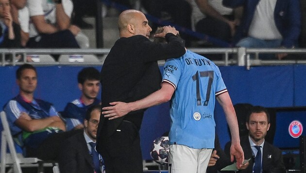 Pep Guardiola will have to get used to Kevin de Bruyne's hairstyle. (Bild: AFP/APA/FRANCK FIFE)