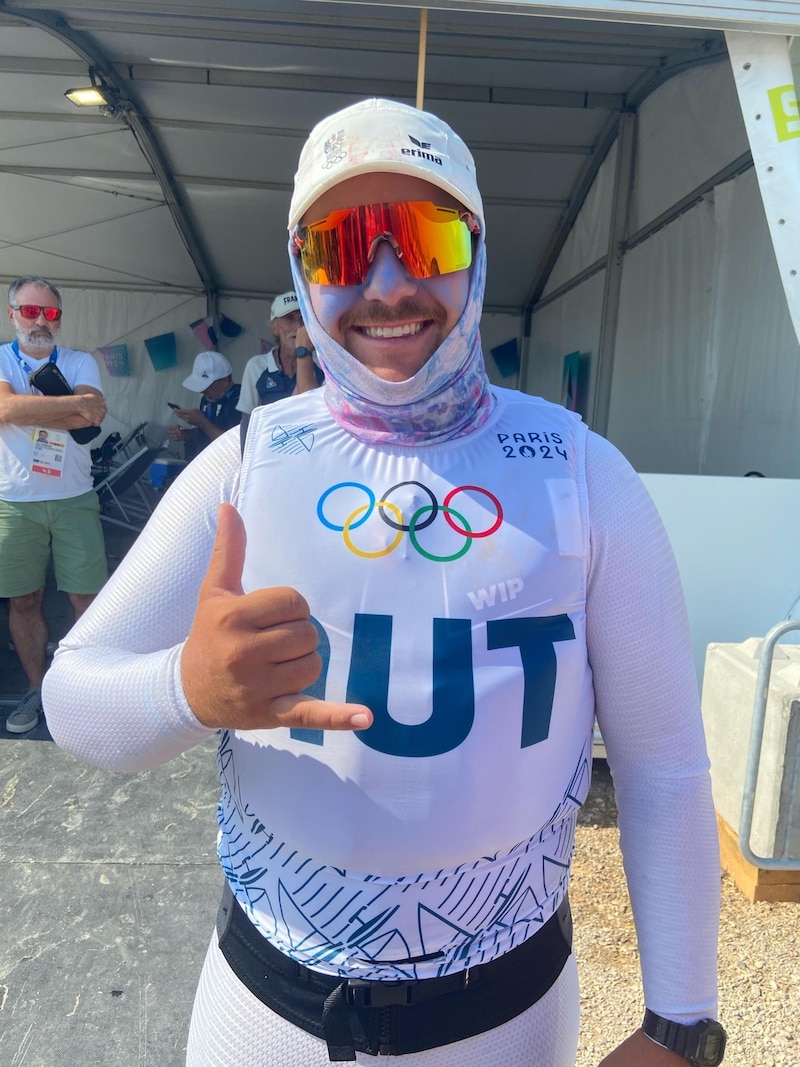 Valentin Bontus schützte sich am Mittwoch deutlich erkennbar vor der Sonne und posierte mit dem Surfergruß. (Bild: Matthias Mödl)