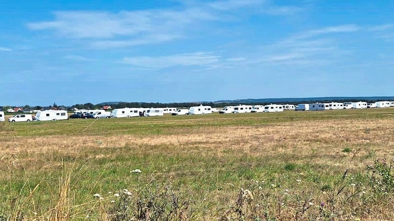 In Trausdorf, the hikers wanted to set up camp on the airfield. (Bild: Privat/Krone KREATIV)