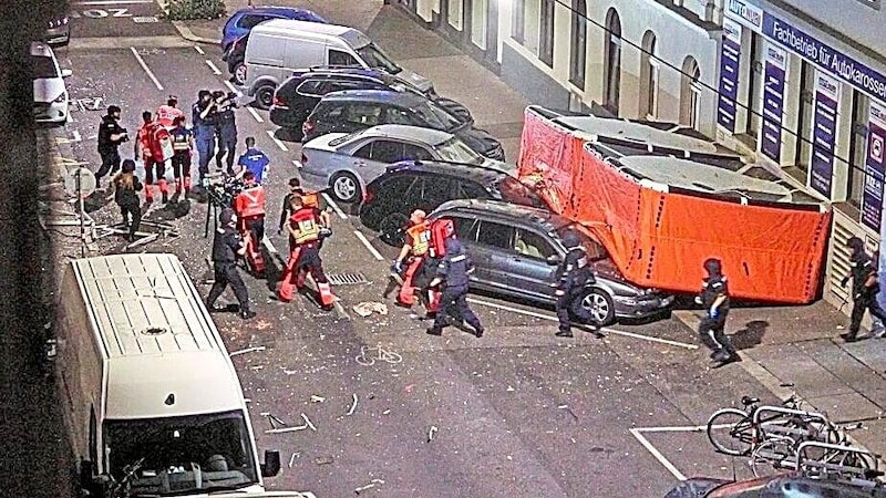 A powerful explosion shook several houses in Klausgasse in Vienna-Ottakring on Monday night. (Bild: Michael Loizenbauer)