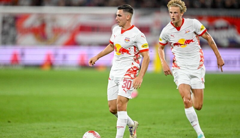 Oscar Gloukh (li.) und Maurits Kjaergaard verstehen sich bestens am Platz, das Duo war ein sehr belebendes Element im Spiel gegen Twente. (Bild: GEPA pictures/ Daniel Schoenherr)