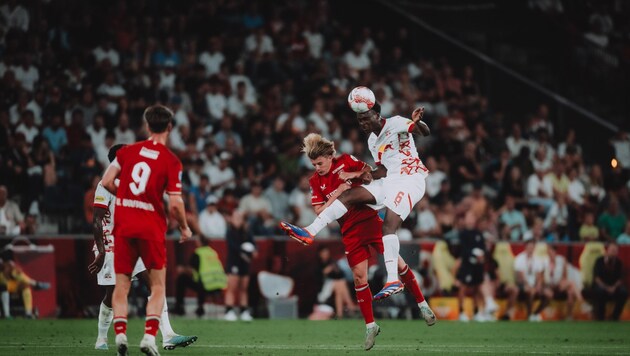 Sammy Baidoo zeigte seine Kopfballstärke im Duell mit den Niederländern. (Bild: Andreas Schaad - FC Red Bull Sal)