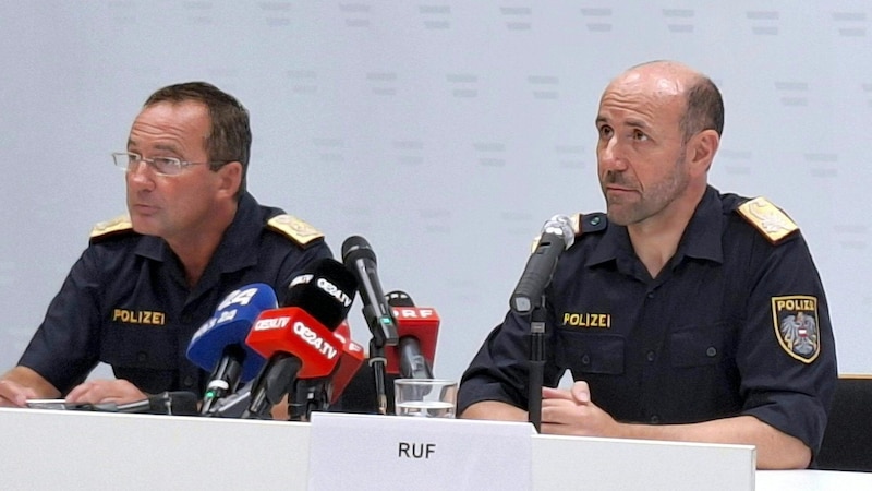 The Vienna Provincial Police President Gerhard Pürstl and the Director General for Public Safety, Franz Ruf (right) (Bild: APA/CHRISTIAN HABERHAUER)