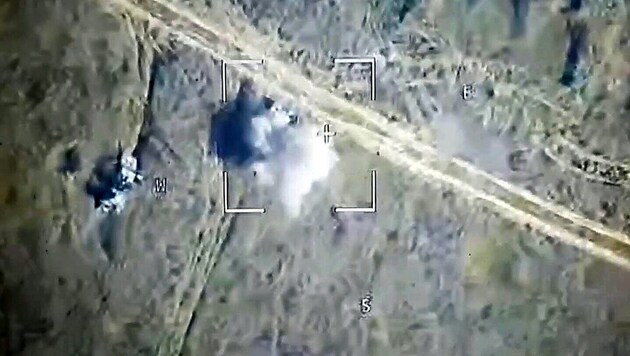 The Ministry of Defense in Moscow published this image of a drone attack on an armoured vehicle of the Ukrainian armed forces on Russian territory, among others. (Bild: APA/AFP/Russian Defence Ministry)