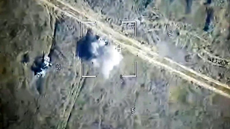 Among other things, the Ministry of Defense in Moscow published this image of a drone attack on an armoured vehicle of the Ukrainian armed forces on Russian territory. (Bild: APA/AFP/Russian Defence Ministry)