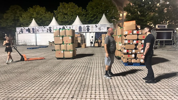 Der Merchandise-Stand vor dem Ernst-Happel-Stadion wurde bereits am späten Mittwochabend ...