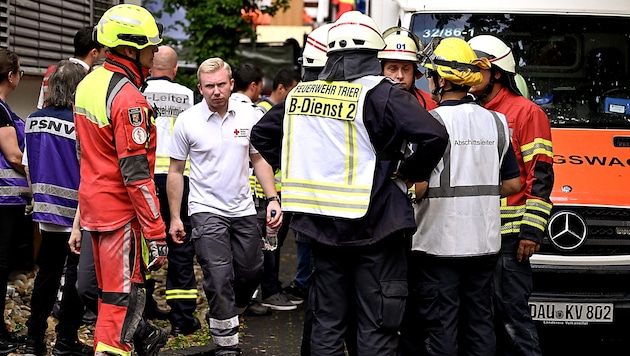 Aufatmen bei den Einsatzkräften: Alle Überlebenden konnten geborgen werden. (Bild: APA/AFP/Jean-Christophe VERHAEGEN)