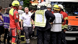 Aufatmen bei den Einsatzkräften: Alle Überlebenden konnten geborgen werden. (Bild: APA/AFP/Jean-Christophe VERHAEGEN)