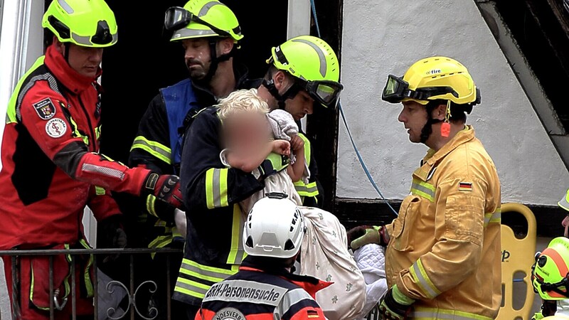 The rescue of a child from the rubble (Bild: APA/AFP/NonStopNews)