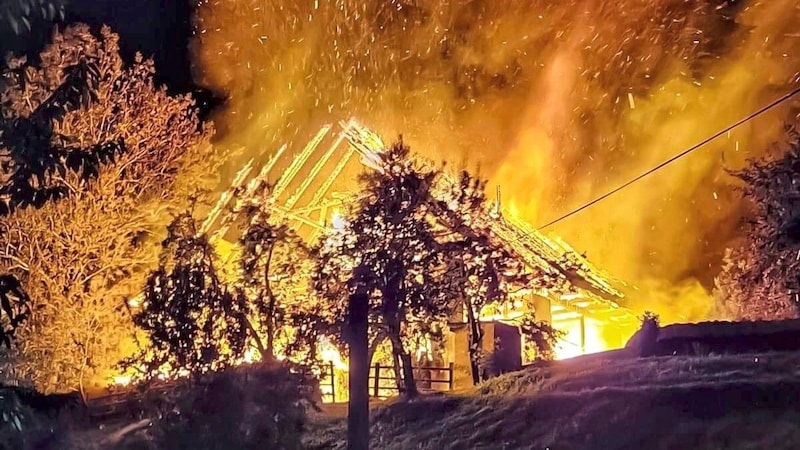 Beim Eintreffen der Wehren stand das Gebäude bereits in Vollbrand. (Bild: FF Köttmannsdorf)