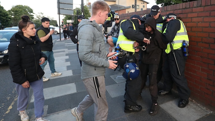 Eine Festnahme wegen rassistischer Parolen