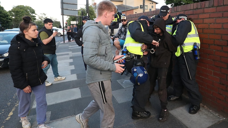 One arrest for racist slogans (Bild: AFP/Scott Heppell)