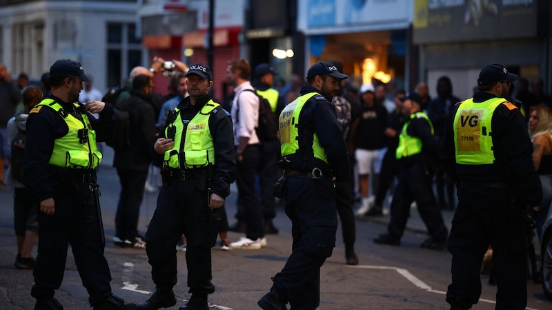 The English police during one of their recent operations (Bild: AFP/STF)