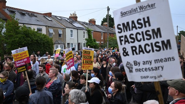 On Wednesday evening, thousands of people took to the streets in the UK against the right. (Bild: AFP/Justin Tallis)